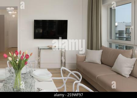 Elegantes Wohnzimmer und Essbereich mit modernen Möbeln Stockfoto