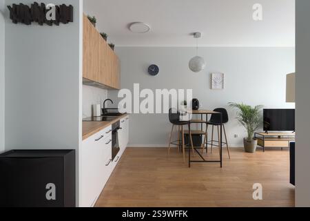 Offener Wohnbereich mit Küche und Essbereich Stockfoto