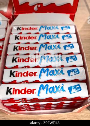 Bobruisk, Weißrussland - 26. Januar 2025: Reihen köstlicher Schokoladentafeln sind ordentlich in einem lebhaften Geschäft angeordnet und verführen Kunden mit ihrem Vibr Stockfoto