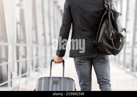 Rückansicht Eines Nicht Erkennbaren Männlichen Reisenden Mit Rucksack Und Koffer Im Flughafen Stockfoto