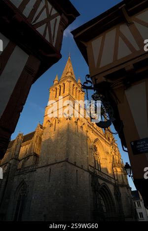 VANNES, FRANKREICH - 27. AUGUST 2022: Platz Henri IV. In der mittelalterlichen Stadt Vannes in der französischen Bretagne mit seinem traditionellen bunten und Fachwerk Stockfoto