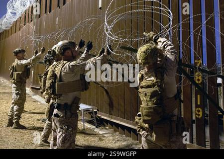 San Ysidro, Usa. Januar 2025. Die US-Marines mit dem 1st Combat Engineer Battalion, 1st Marine Division, setzen am 25. Januar 2025 in der Nähe von San Ysidro, Kalifornien, Concertinadraht ein, um die Grenzmauer wieder zu verstärken. U. US-Präsident Donald Trump forderte die Streitkräfte auf, die Heimatsicherheit bei der Sicherung der südlichen Grenze zu unterstützen. Quelle: Sgt. Kyle Chan/U. S Air Force/Alamy Live News Stockfoto