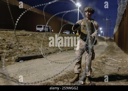 San Ysidro, Usa. Januar 2025. Die US-Marines mit dem 1st Combat Engineer Battalion, 1st Marine Division, setzen am 25. Januar 2025 in der Nähe von San Ysidro, Kalifornien, Concertinadraht ein, um die Grenzmauer wieder zu verstärken. U. US-Präsident Donald Trump forderte die Streitkräfte auf, die Heimatsicherheit bei der Sicherung der südlichen Grenze zu unterstützen. Quelle: Sgt. Kyle Chan/U. S Air Force/Alamy Live News Stockfoto