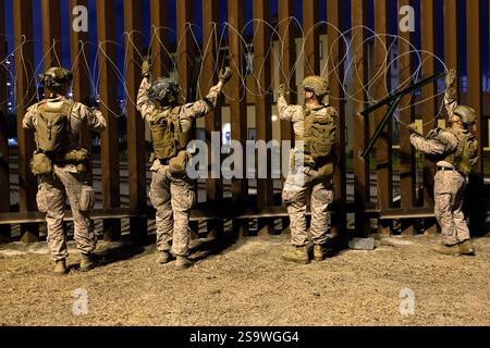 San Ysidro, Usa. Januar 2025. Die US-Marines mit dem 1st Combat Engineer Battalion, 1st Marine Division, setzen am 25. Januar 2025 in der Nähe von San Ysidro, Kalifornien, Concertinadraht ein, um die Grenzmauer wieder zu verstärken. U. US-Präsident Donald Trump forderte die Streitkräfte auf, die Heimatsicherheit bei der Sicherung der südlichen Grenze zu unterstützen. Quelle: Sgt. Kyle Chan/U. S Air Force/Alamy Live News Stockfoto