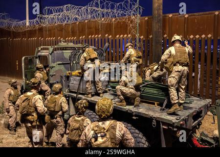 San Ysidro, Usa. Januar 2025. Die US-Marines mit dem 1st Combat Engineer Battalion, 1st Marine Division, setzen am 25. Januar 2025 in der Nähe von San Ysidro, Kalifornien, Concertinadraht ein, um die Grenzmauer wieder zu verstärken. U. US-Präsident Donald Trump forderte die Streitkräfte auf, die Heimatsicherheit bei der Sicherung der südlichen Grenze zu unterstützen. Quelle: Sgt. Kyle Chan/U. S Air Force/Alamy Live News Stockfoto