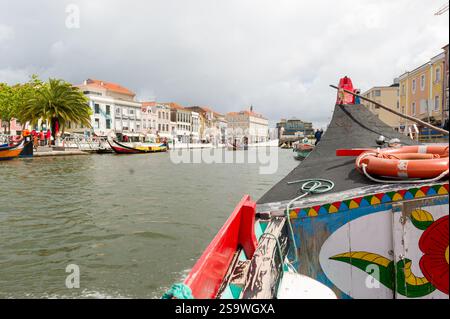 Blick von einem Moliceiro-Boot auf dem Aveiro-Kanal, Portugal Stockfoto