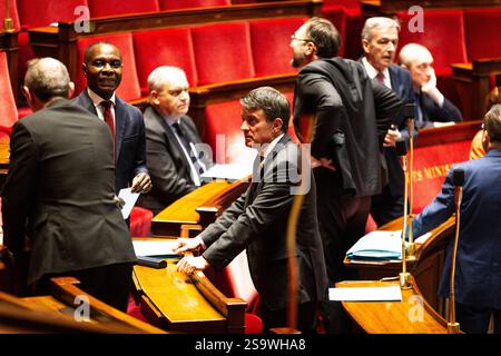 Paris, Frankreich. Januar 2025. Manuel Valls (C), Staatsminister und Minister für Überseefrankreich, der während der Sitzung der Anfragen an die französische Regierung in der Nationalversammlung anwesend war. Eine wöchentliche Sitzung zur Befragung der französischen Regierung findet im Hämoryklikel der Nationalversammlung statt. (Credit Image: © Telmo Pinto/SOPA Images via ZUMA Press Wire) NUR REDAKTIONELLE VERWENDUNG! Nicht für kommerzielle ZWECKE! Stockfoto