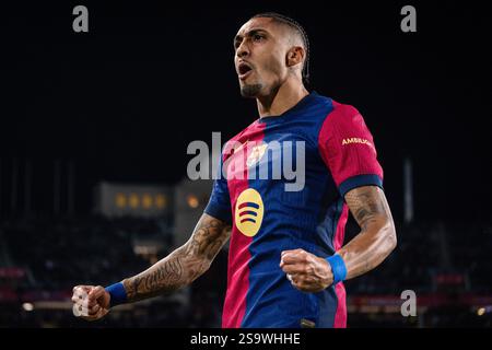 Barcelona, Spanien, Spanien. Januar 2025. Raphael DIAS BELLOLI (Raphinha) aus Barcelona feiert sein Tor während des LaLiga-Spiels zwischen FC Barcelona und Valencia FC bei Estadi Olimpic Lluis Companys am 26. Januar 2025 in Barcelona. (Kreditbild: © Matthieu Mirville/ZUMA Press Wire) NUR REDAKTIONELLE VERWENDUNG! Nicht für kommerzielle ZWECKE! Stockfoto