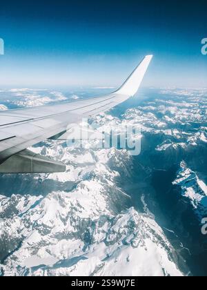 Aus der Vogelperspektive fliegen Sie über die atemberaubenden schneebedeckten Berge Neuseelands. Stockfoto
