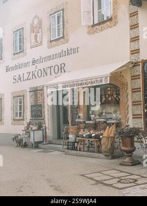 Bezaubernde Winterszenen am Schaufensterrand aus Hallstatt, Österreich, einem malerischen Dorf am See, eingebettet in die österreichischen Alpen. Stockfoto