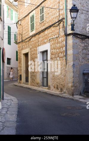 Enge Straße mit alten Steinhäusern und Fensterläden Stockfoto