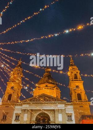 Bezauberndes Foto von einem Weihnachtsmarkt in Budapest, das die festliche Atmosphäre mit funkelnden Lichtern, Weihnachtsdekorationen und Verkäufern einfängt Stockfoto
