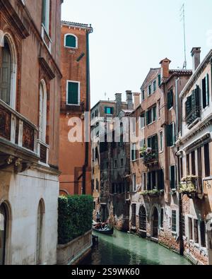 Bezauberndes Foto der engen Gassen in Venedig, Italien, mit den berühmten Kanälen, die von alten Gebäuden gesäumt sind Stockfoto