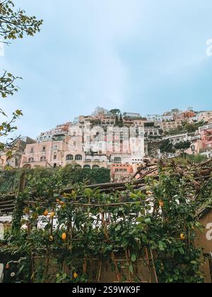 Atemberaubendes Foto von Positano, Italien, das das farbenfrohe Dorf an den Klippen entlang der Amalfiküste einfängt. Stockfoto