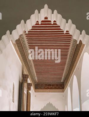 Elegantes Foto mit traditioneller marokkanischer Architektur, das die komplizierten geometrischen Muster, kunstvollen Fliesen und Bögen hervorhebt Stockfoto
