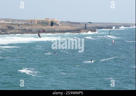 Kitesurfer und Windsurfer auf dem Ozean - Praia do Guincho Stockfoto