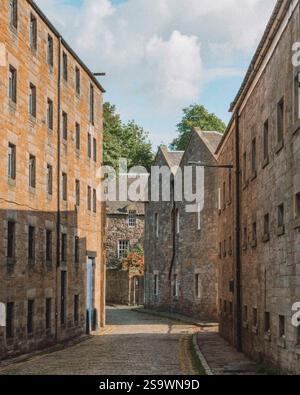 Eine bezaubernde Straße gesäumt von traditionellen Häusern Edinburghs, die die berühmte Architektur der Stadt zeigen. Stockfoto