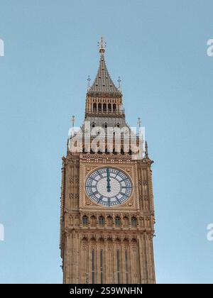 Nahaufnahme von Big Ben, Londons berühmtem Uhrenturm, im warmen goldenen Licht eines Sonnenuntergangs getaucht. Stockfoto