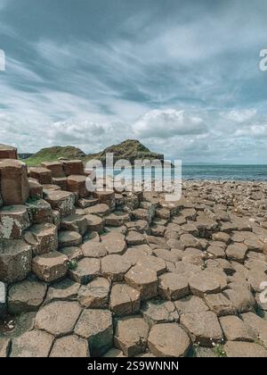 Atemberaubendes Foto des Giant’s Causeway in Nordirland mit den ikonischen sechseckigen Basaltsäulen, die aus dem Meer ragen Stockfoto