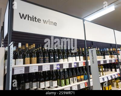 Weißweingang in einem Sainsbury's Supermarkt, mit Weinflaschen aus verschiedenen Ländern, Großbritannien. Konzept: Lebenshaltungskosten, Alkoholverkauf, Ladendiebstahl Stockfoto