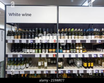 Weißweingang in einem Sainsbury's Supermarkt, mit Weinflaschen aus verschiedenen Ländern, Großbritannien. Konzept: Lebenshaltungskosten, Alkoholverkauf, Ladendiebstahl Stockfoto