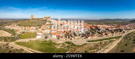 Aus der Vogelperspektive von Nogales in Extremadura Spanien, typisch spanisches Dorf auf einem Hügel mit weiß getünchten Häusern, Kirche und Schloss Stockfoto