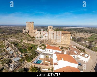 Aus der Vogelperspektive von Nogales in Extremadura Spanien, typisch spanisches Dorf auf einem Hügel mit weiß getünchten Häusern, Kirche und Schloss Stockfoto