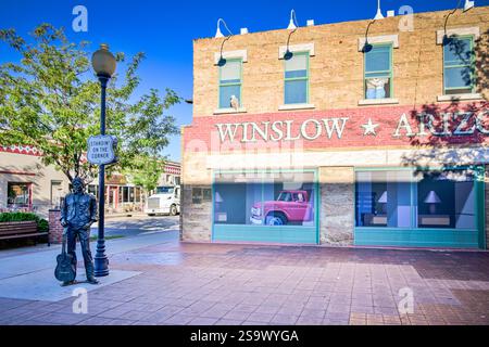 Winslow, USA – 2. September 2024: Standing on the Corner Park ist ein öffentlicher Park, der an das Lied Take IT Easy von Jackson Browne erinnert. Stockfoto