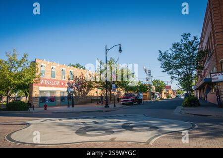 Winslow, AZ USA - 2. September 2024: Riesiges Straßenschild Arizona US 66 an der Straßenecke Winslow, Arizona. Stockfoto