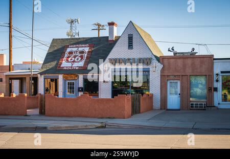 Winslow, USA - 2. September 2024: Schrulliges Gebäude entlang der US 66 in Downtown Winslow, Arizona, mit einer lustigen Schaufensterpuppe in einer Badewanne auf dem Dach. Stockfoto