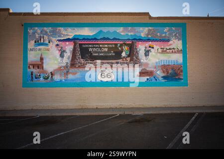 Winslow, AZ USA - 2. September 2024: Winslow, Snake Dance Country und Route 66 mit Wandgemälde. Stockfoto