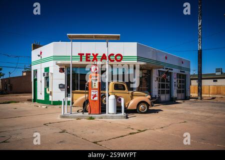 Winslow, AZ USA - 2. September 2024: Die neu restaurierte historische Texaco Tankstelle ist heute eine Attraktion am Straßenrand der Arizona US Route 66. Stockfoto