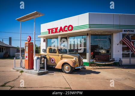Winslow, AZ USA - 2. September 2024: Die neu restaurierte historische Texaco Tankstelle ist heute eine Attraktion am Straßenrand der Arizona US Route 66. Stockfoto