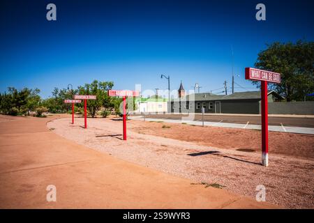 Winslow, AZ USA - 2. September 2024: Der First Street Pathway Park verfügt über einen 6 Blocks langen, angelegten Fußweg, der die lokale Geschichte und Kultur während des Laufens zeigt Stockfoto
