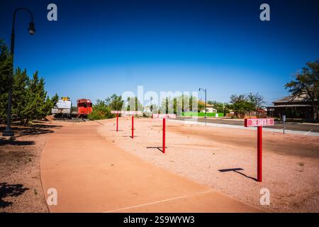 Winslow, AZ USA - 2. September 2024: Der First Street Pathway Park verfügt über einen 6 Blocks langen, angelegten Fußweg, der die lokale Geschichte und Kultur während des Laufens zeigt Stockfoto