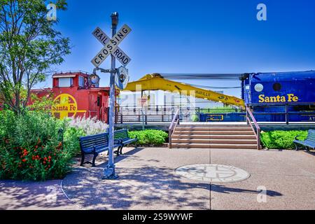 Winslow, AZ USA - 2. September 2024: Der First Street Pathway Park verfügt über einen 6 Blocks langen, angelegten Fußweg, der die lokale Geschichte und Kultur zeigt. Stockfoto