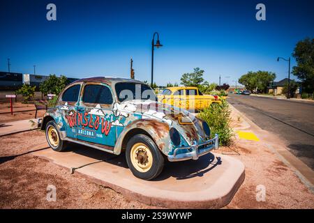 Winslow, AZ USA - 2. September 2024: Der First Street Pathway Park verfügt über einen 6 Blocks langen, angelegten Fußweg, der die lokale Geschichte und Kultur zeigt. Stockfoto