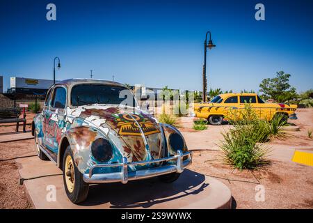 Winslow, AZ USA - 2. September 2024: Der First Street Pathway Park verfügt über einen 6 Blocks langen, angelegten Fußweg, der die lokale Geschichte und Kultur zeigt. Stockfoto