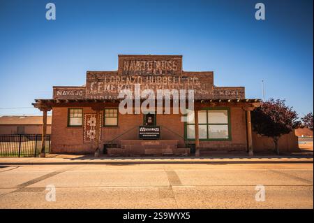 Winslow, AZ USA - 2. September 2024: Außenansicht des Winslow Visitor Center und Hubbell Trading Post. Stockfoto