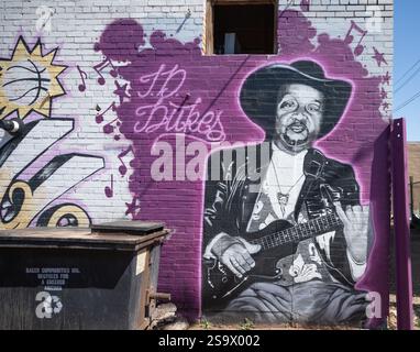 Winslow, AZ USA - 2. September 2024: Mural Tribute an den lokalen Musikkünstler Tommy Dukes, der in die Arizona Blues Hall of Fame aufgenommen wurde Stockfoto