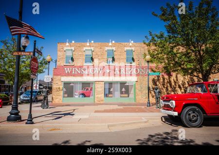 Winslow, USA – 2. September 2024: Standing on the Corner Park ist ein öffentlicher Park, der an das Lied Take IT Easy von Jackson Browne erinnert. Stockfoto