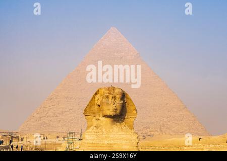 Gizeh, Kairo, Ägypten. Die große Sphinx und die Pyramide von hafre. Stockfoto
