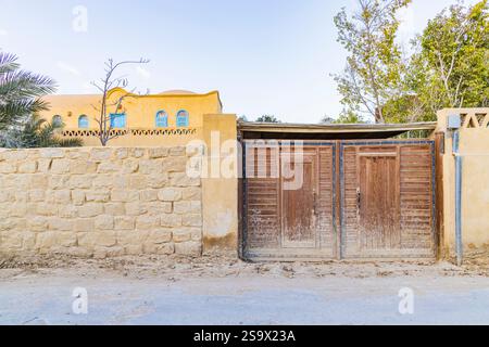 Faiyum, Ägypten. Holztor in einer Wand. Stockfoto