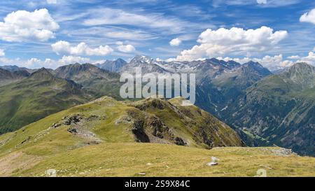 Blick von Langschneid in Richtung Villgraten Berge mit dem Gipfel des Hochgalls und des Defereggen Tals, hohe Tauern, osttirol, Österreich Stockfoto