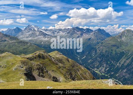 Blick auf den oberen Teil des Defereggen-Tals mit dem Gipfel von Hochgall, hohe Tauern, osttirol, Österreich Stockfoto