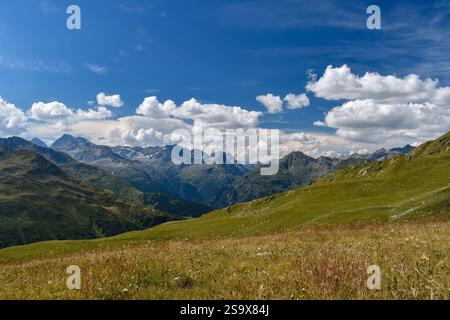 Blick von Langschneid in Richtung Villgraten Berge mit Gipfel von Hochgall, hohe Tauern, osttirol, Österreich Stockfoto