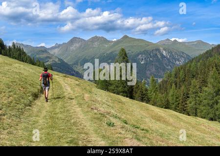 Wanderer in den Villgraten Bergen mit dem Gipfel des Lasoerling, osttirol, österreich Stockfoto