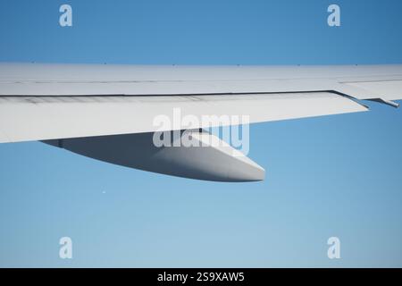 Fliegen hoch über den Wolken mit einem wunderschönen Flügelblick Stockfoto