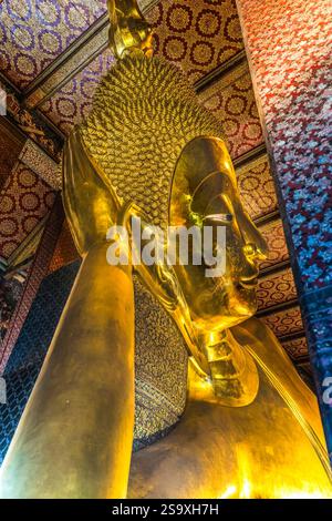Farbenfrohes Gesicht liegender Buddha, Wat Pho Tempel, Bangkok, Thailand. Der Tempel wurde in den 1600er Jahren erbaut Liegender Buddha, erbaut 1832. Stockfoto