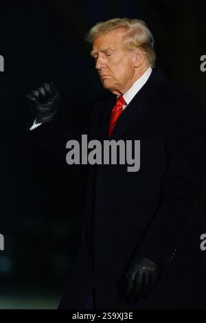 US-Präsident Donald Trump trifft auf dem Südrasen des Weißen Hauses in Washington, DC, USA ein. Januar 2025. Präsident Trump kehrte nach Washington DC zurück, nachdem er 2025 eine Rede auf der Konferenz der Republikanischen Parlamentsabgeordneten in Miami gehalten hatte. EPA-EFE/WILL OLIVER/POOL Credit: Abaca Press/Alamy Live News Stockfoto